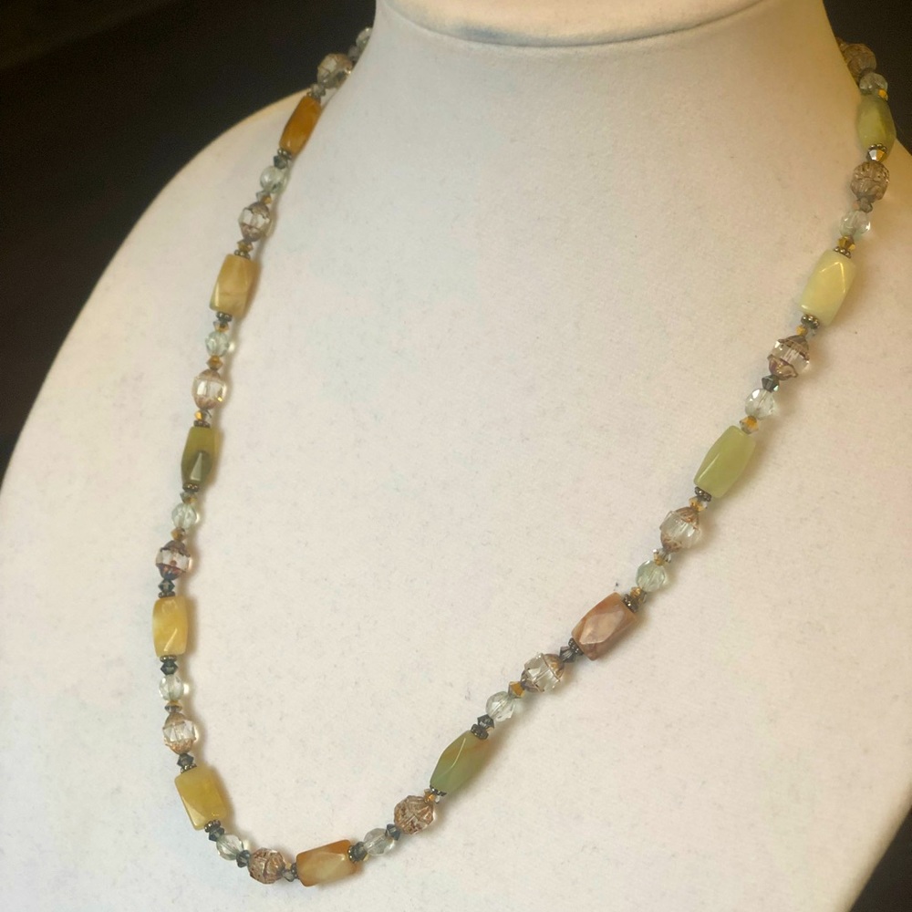 NEW Stunning Agate Crystal Necklace 🧡